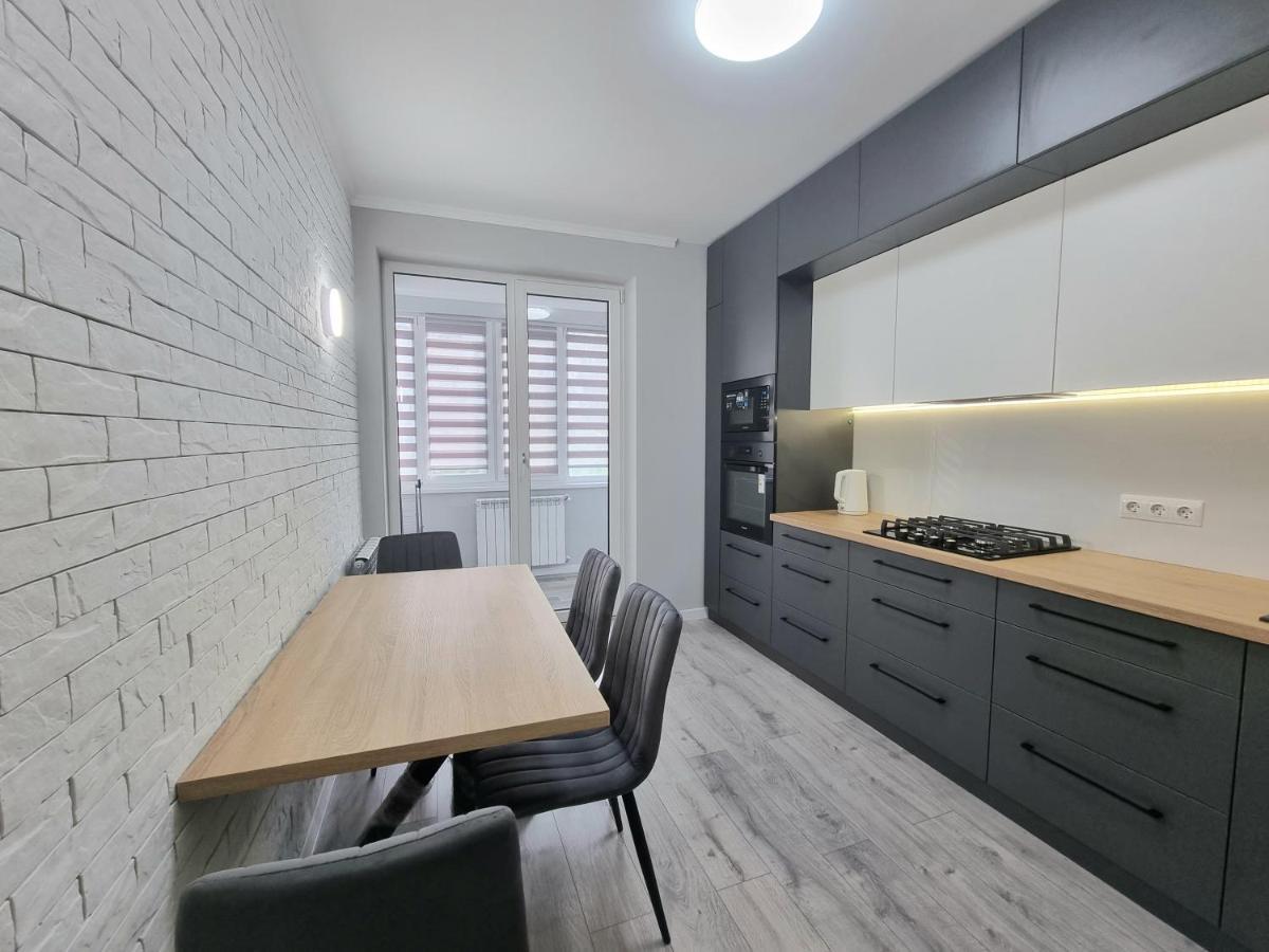 Center, Albisoara Str., 1Bedroom And Living With Balcony Chisinau Exterior foto